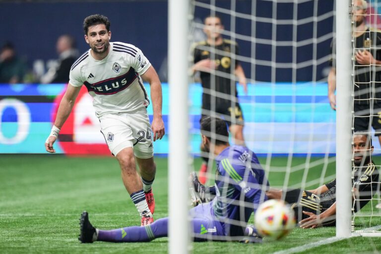 Les Whitecaps de Vancouver maintiennent leur campagne en séries éliminatoires avec une victoire 3-0 contre le LAFC