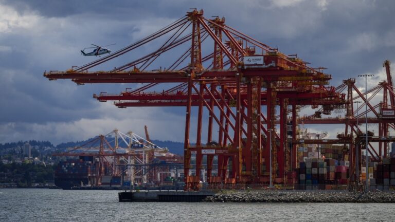 Les employeurs portuaires de la Colombie-Britannique lancent un lock-out dans les terminaux en raison d'un conflit de travail avec les travailleurs