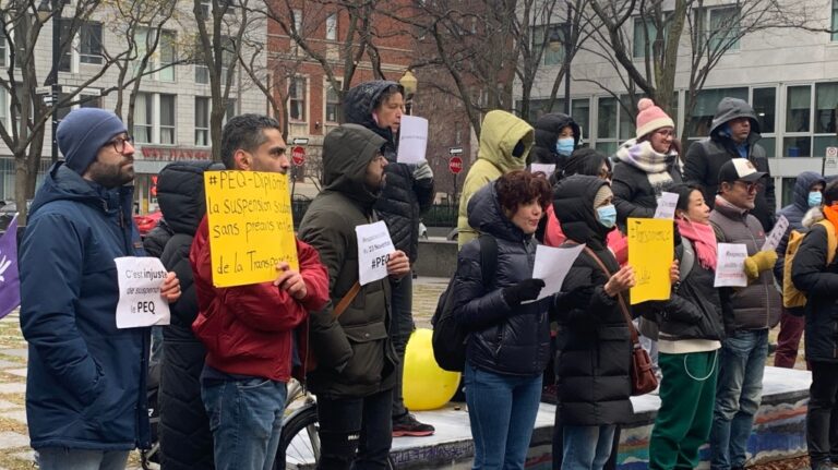 Les immigrés descendent dans la rue pour protester contre le gel des programmes d'immigration