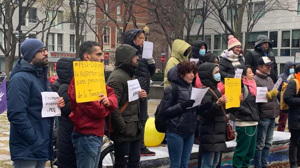 Les immigrés descendent dans la rue pour protester contre le gel des programmes d'immigration