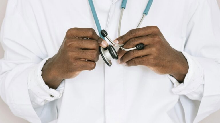Les nouveaux médecins doivent d’abord exercer dans le système public : gouvernement CAQ
