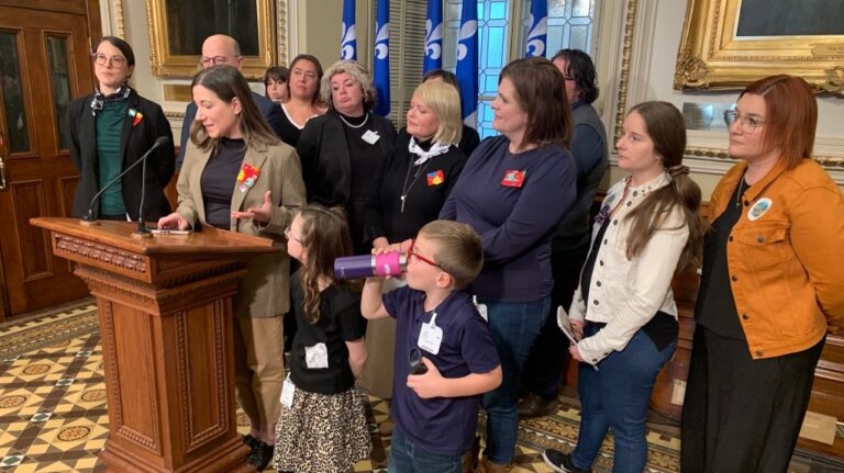 Les partisans des éducatrices en garderie se manifestent à l'Assemblée législative du Québec alors que les négociations se poursuivent
