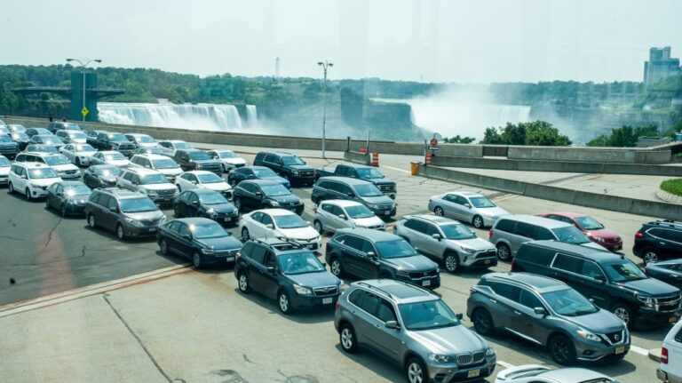 Les tarifs douaniers de Trump dévasteraient le secteur automobile et augmenteraient les coûts pour le consommateur, selon un leader de l'industrie