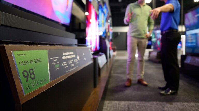 Best Buy is selling XXL TVs at more than 700 stores. (Best Buy via CNN Newsource)
