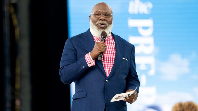 L'évêque TD Jakes est stable après avoir subi un « incident de santé » lors du sermon du dimanche, selon l'église