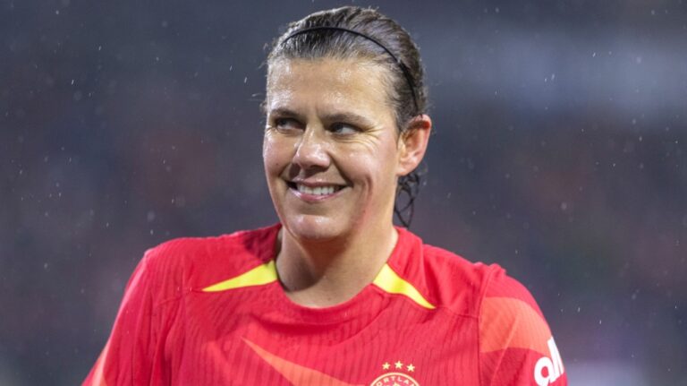 L'icône de Canada Soccer, Christine Sinclair, quitte le terrain pour la dernière fois