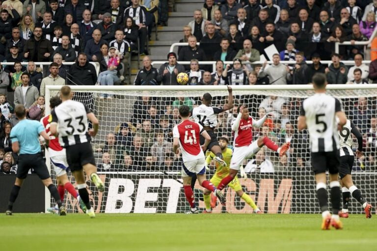 Liverpool prend la tête de la Premier League alors que la séquence de 32 matchs sans défaite de Man City se termine à Bournemouth
