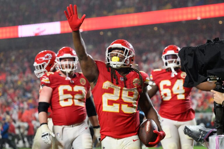Mahomes lance trois passes TD, Kansas City invaincu bat les Buccaneers 30-24 en prolongation