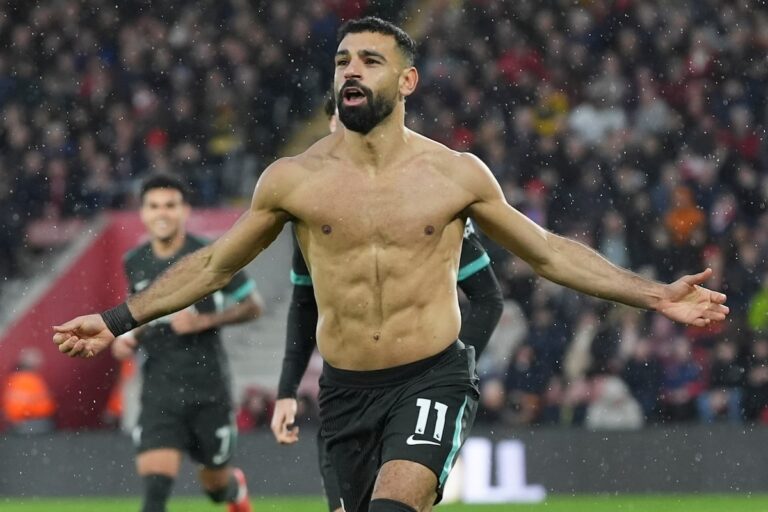 Mohamed Salah double donne à Liverpool huit points d'avance en Premier League alors que United fait match nul contre Amorim