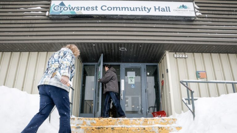 « Nous avons besoin d'une industrie » : les résidents de Crowsnest Pass votent en faveur d'une nouvelle mine de charbon