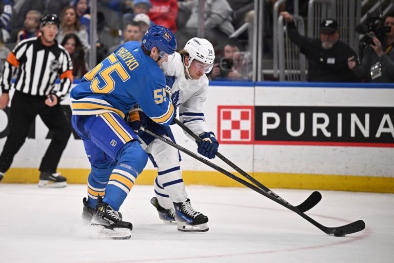 Parayko marque deux fois, Broberg blessé alors que les Blues de St. Louis battent les Maple Leafs de Toronto 4-2