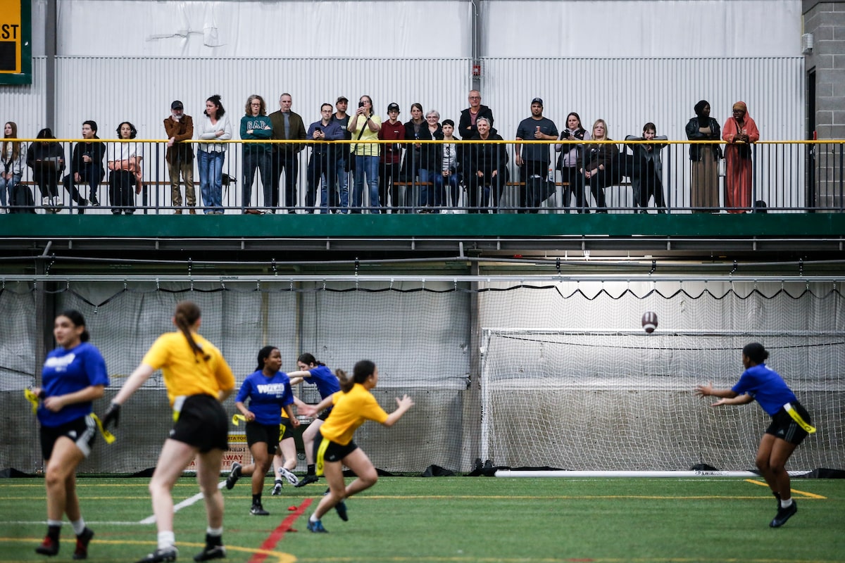 Plus de filles canadiennes participent à des sports organisés, mais elles sont toujours à la traîne par rapport aux garçons, selon une étude