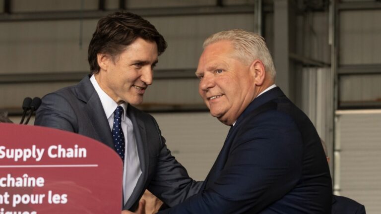 Poilievre suggère que Trudeau est trop faible pour s'engager avec Trump, Ford n'y ira pas