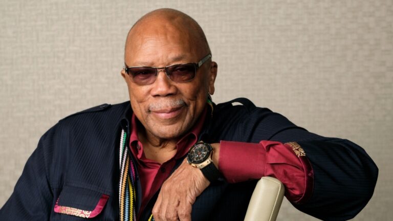 Quincy Jones, titan de la musique qui a travaillé avec tout le monde, de Frank Sinatra à Michael Jackson, est décédé à 91 ans