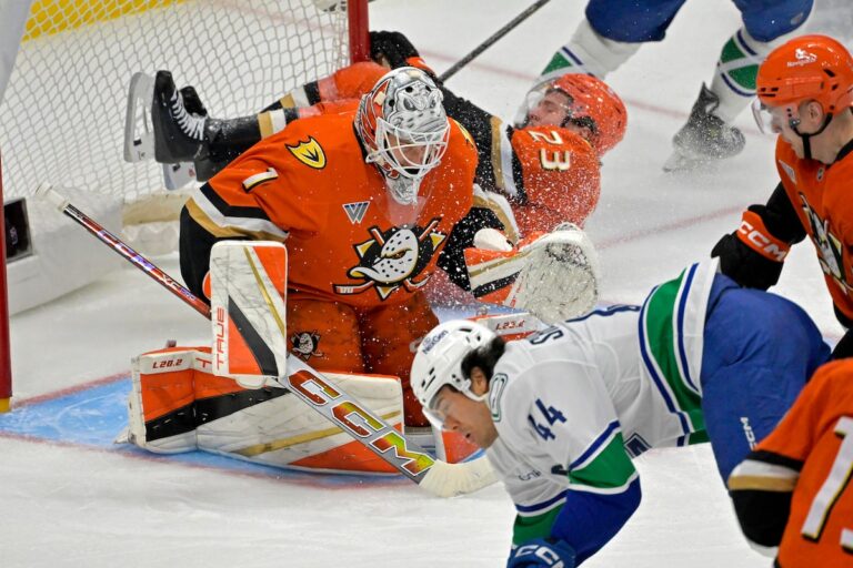 Quinn Hughes et Brock Boeser marquent gros lors de la défaite 5-1 des Canucks contre les Ducks