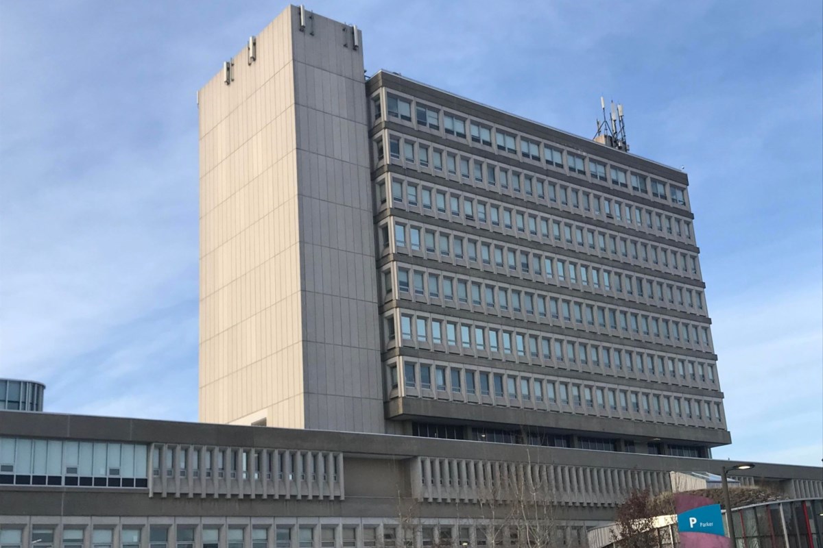 « Revue à l'envers et de côté », la Laurentienne subit encore plus de critiques