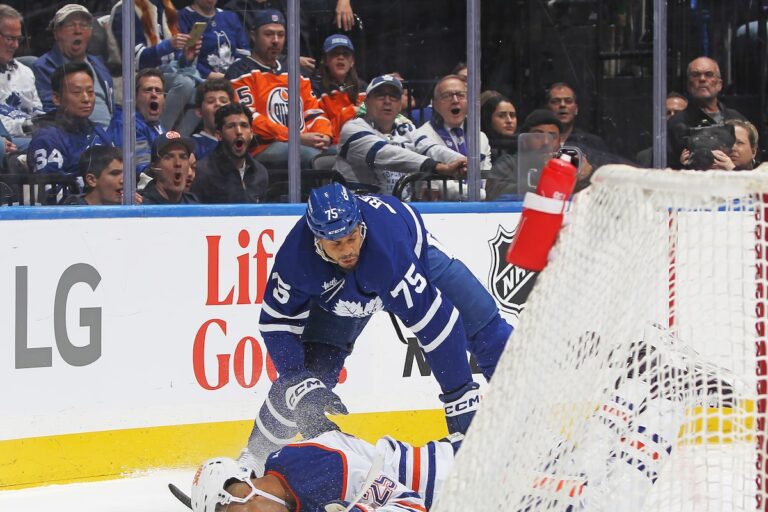 Ryan Reaves des Maple Leafs a écopé d'une suspension de cinq matchs pour coup illégal contre Darnell Nurse des Oilers