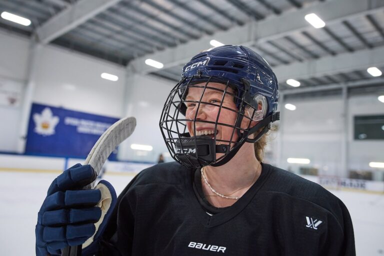 Sarah Fillier, premier choix au classement général de la PWHL et star canadienne du hockey, devient enfin professionnelle