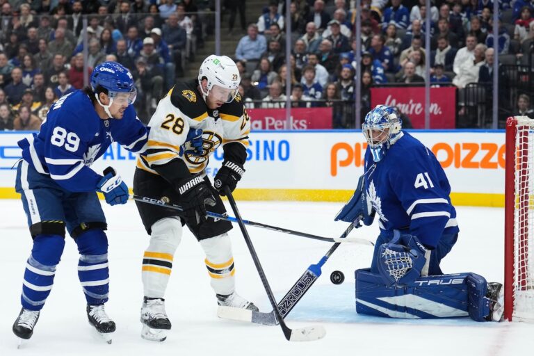 Stolarz et les Maple Leafs blanchissent les Bruins sans Matthews blessé