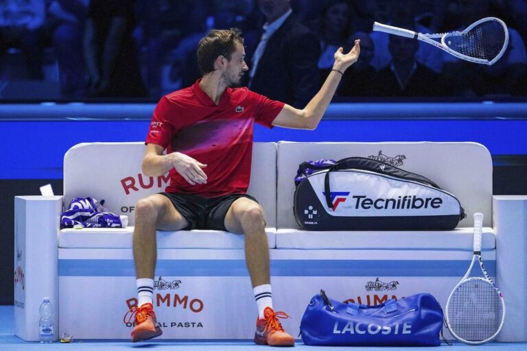 Taylor Fritz frustre Daniil Medvedev et le Russe s'emporte lors de la finale de l'ATP. Janik Sinner bat Alex de Minaur