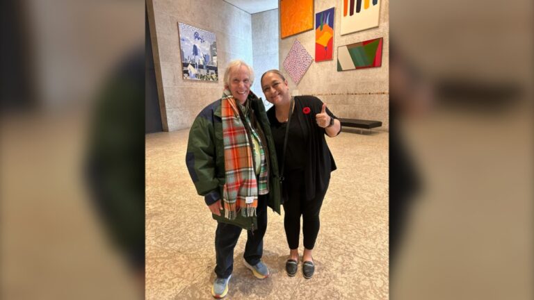 The Fonz au WAG : Henry Winkler visite la galerie de Winnipeg et publie en ligne des éloges pour la ville