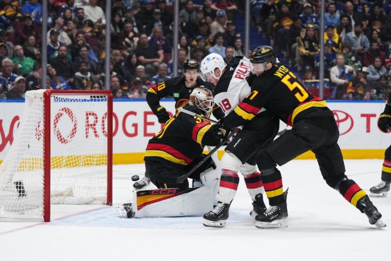 « Travaillez plus dur » : les Canucks cherchent à se réinitialiser après une vilaine défaite contre les Devils