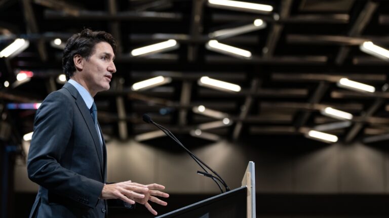 Trudeau confirme la réunion des premiers ministres, Poilievre qualifie la menace tarifaire de Trump d'"injustifiée"