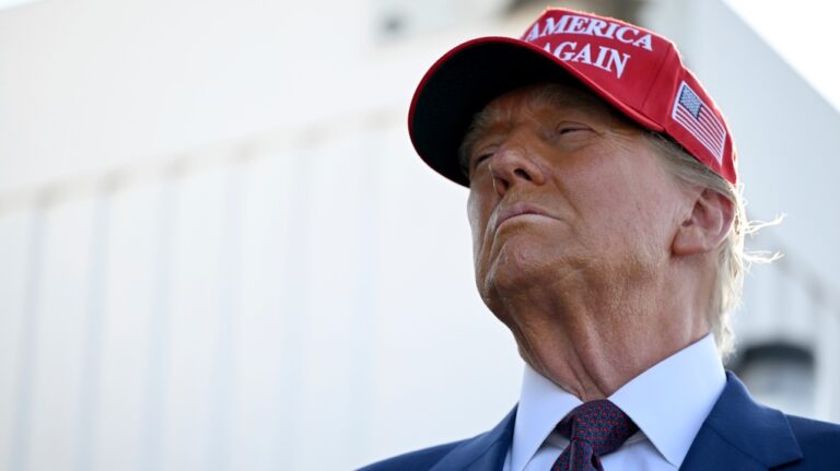 Trump promet des droits de douane de 25 % sur les produits en provenance du Canada et du Mexique