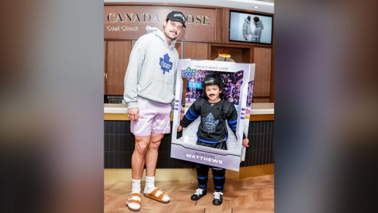 « Tu me ressembles » : un enfant de 7 ans devenu viral pour son costume d'Halloween d'Auston Matthews rencontre la star des Leafs