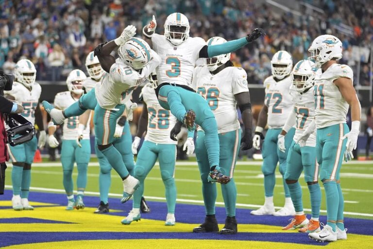 Tyreek Hill réussit un attrapé clé de TD et les Dolphins retiennent les Rams 23-15 pour mettre fin à leur dérapage de 3 matchs