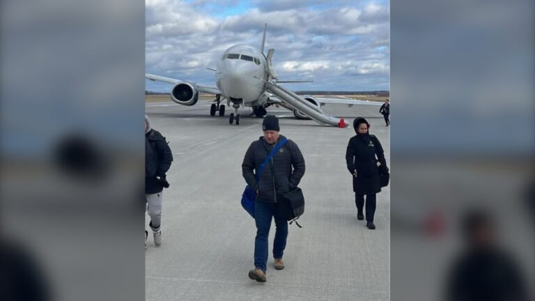 Un avion de Boeing effectue un atterrissage d'urgence à l'aéroport Mirabel de Montréal après un dysfonctionnement de son train d'atterrissage