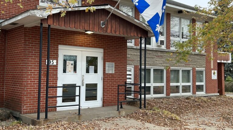 Un député de la CAQ Mirabel ferme son bureau après des coups de feu contre une fenêtre