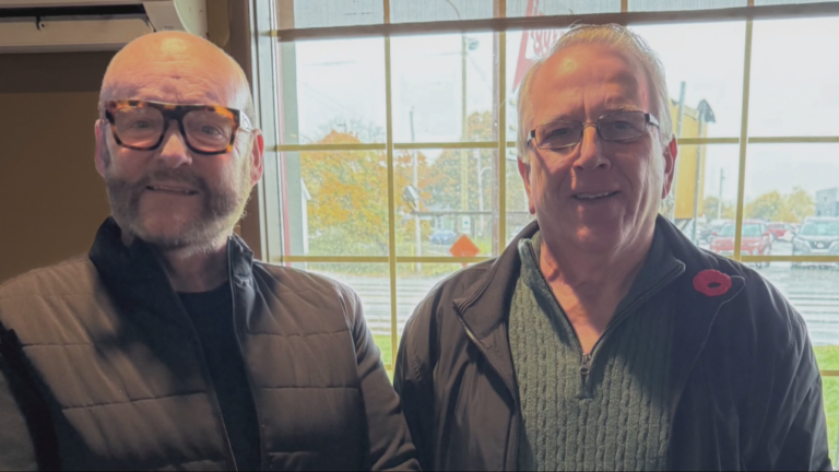 Un homme de la Colombie-Britannique retrouve un inconnu de la Nouvelle-Écosse, 56 ans après avoir été sauvé de la noyade