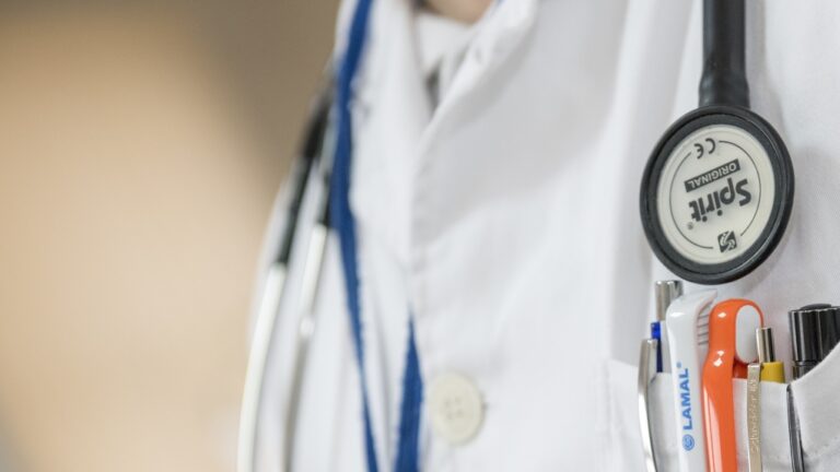 Un médecin de famille montréalais admet avoir été le père d'un patient de 19 ans