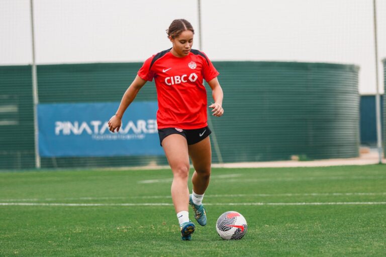 Une autre rose semble s'épanouir avec l'équipe canadienne féminine de soccer au camp en Espagne
