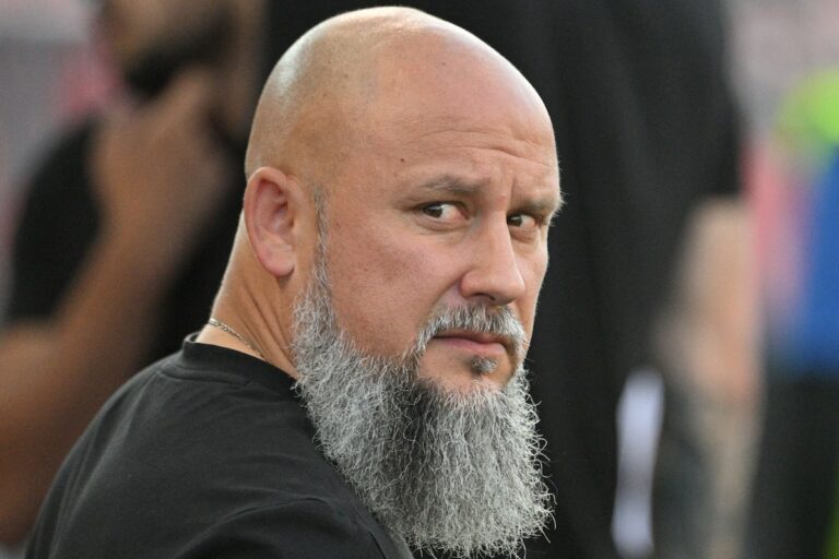 Une sixième fois réussie puisque Bobby Smyrniotis du Forge FC est finalement nommé entraîneur de l'année en CPL