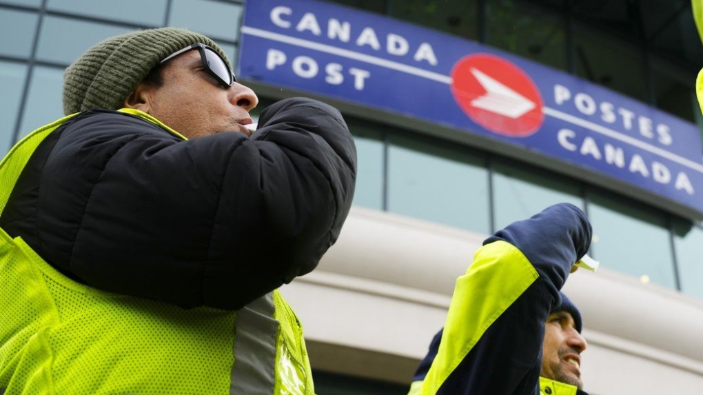 Alors que la grève des postes entame sa quatrième semaine, la pression monte pour qu'Ottawa intervienne, selon des experts