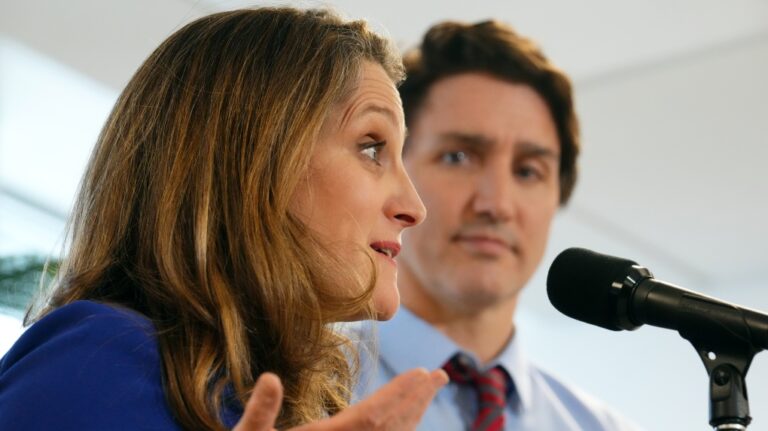 « Lequel de ces deux va gagner ? » : Poilievre incite Trudeau et Freeland à propos des tensions en matière de dépenses