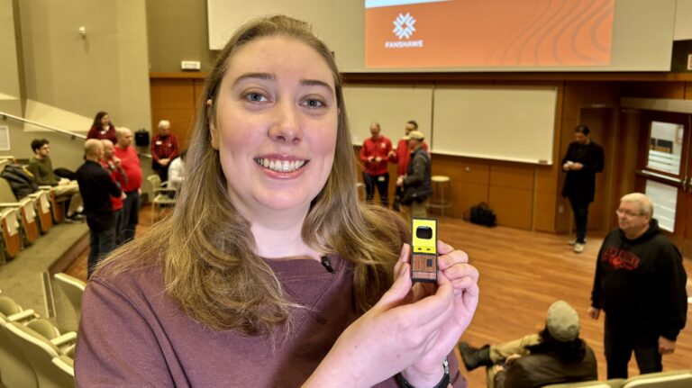 Un étudiant de Fanshawe conçoit la plus petite machine d'arcade au monde et établit un record Guinness