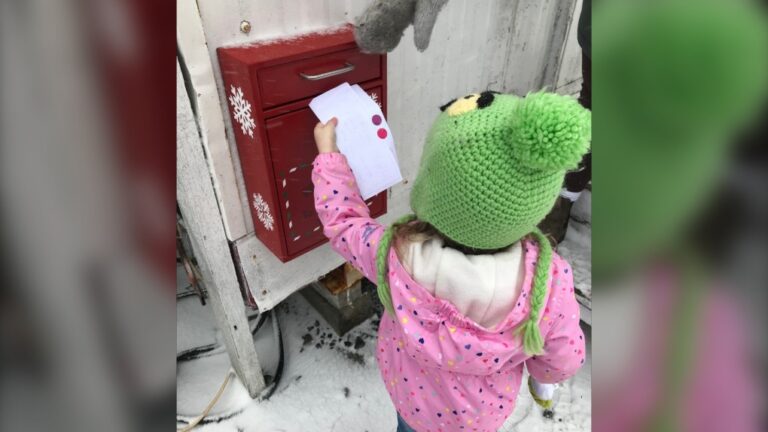 Poste du Pôle Nord : les pompiers de Nouvelle-Écosse récupèrent les lettres au Père Noël et les renvoient à la main pendant la grève des postes