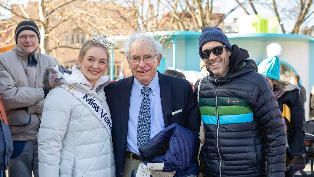 Burlington couronne le gagnant du concours de sosie de Bernie Sanders