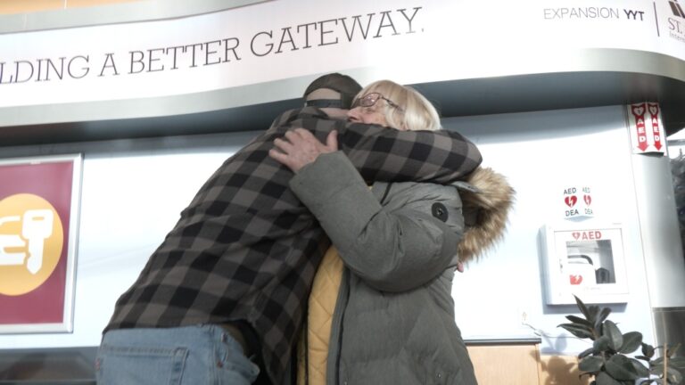 Amour, excitation et retrouvailles émotionnelles alors que les voyages de vacances atteignent leur apogée