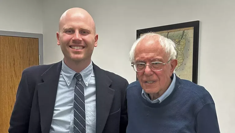 Histoire : le manquement éthique d'un journaliste posant pour une photo avec Bernie Sanders