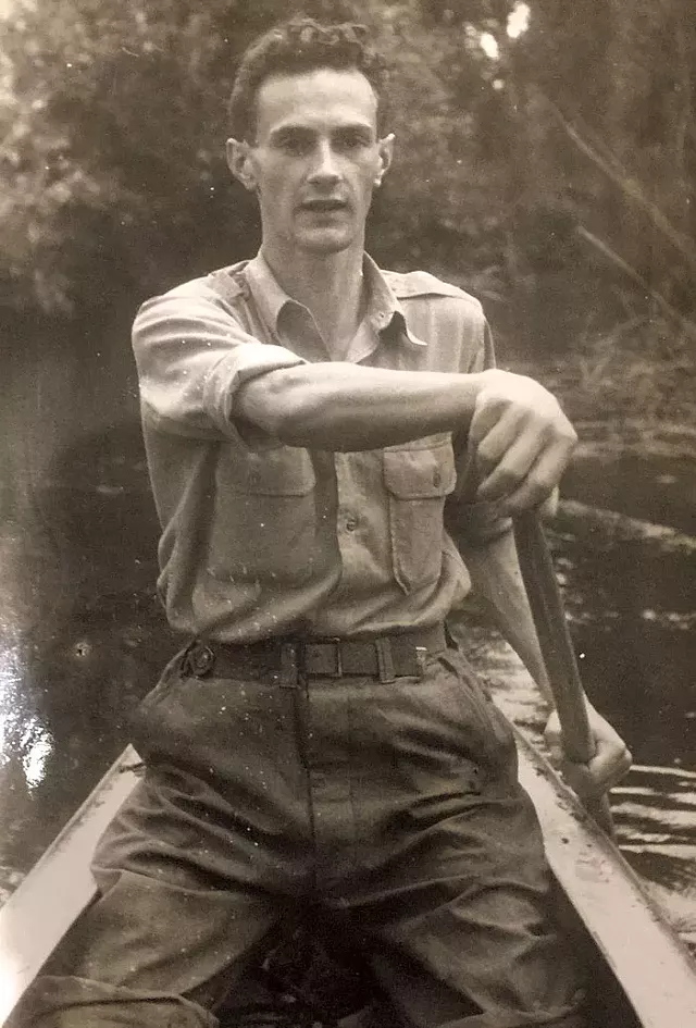 Henri en canoë dans les années 1950 - SUSAN DONNIS