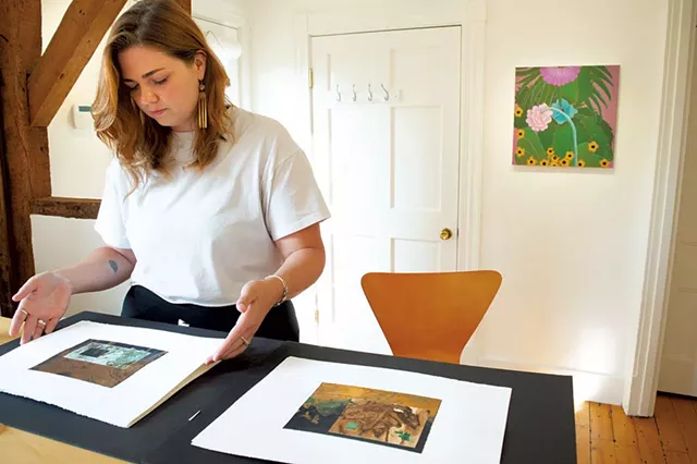 Kristen Grant avec un portfolio d'œuvres de Cameron Davis - ALICE DODGE ©️ SEVEN DAYS