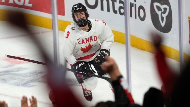 Le phénomène adolescent Gavin McKenna marque, le Canada domine la Finlande 4-0 lors du premier match du mondial junior