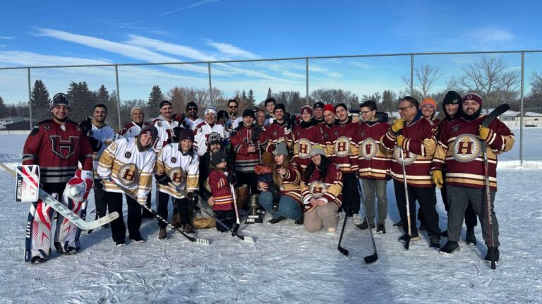 « Quelque chose qui nous connectait tous » : pendant 53 ans, Sask. la famille célèbre les vacances avec un match de hockey de rue