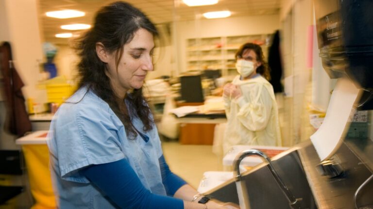 À quoi ressemble Noël pour les travailleurs de la santé du Québec qui restent au travail ?