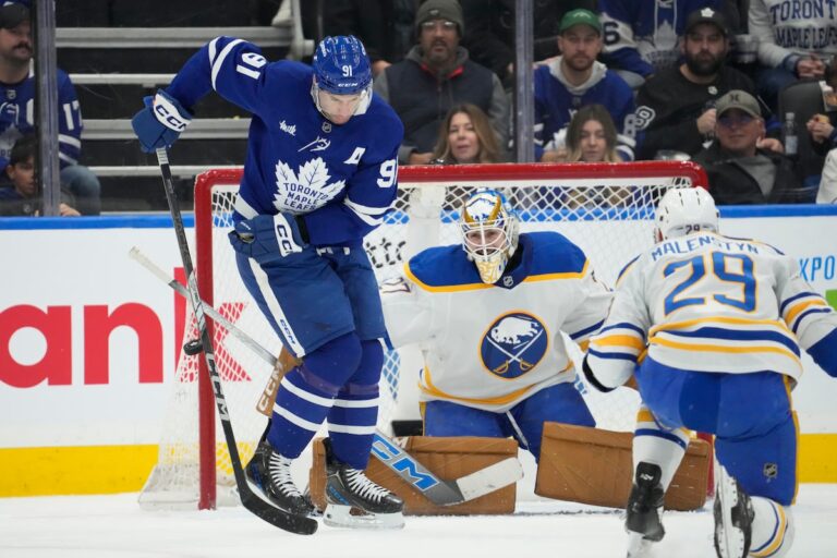 Ageless Tavares permet aux Maple Leafs de remporter une victoire de 5-3 contre les Sabres