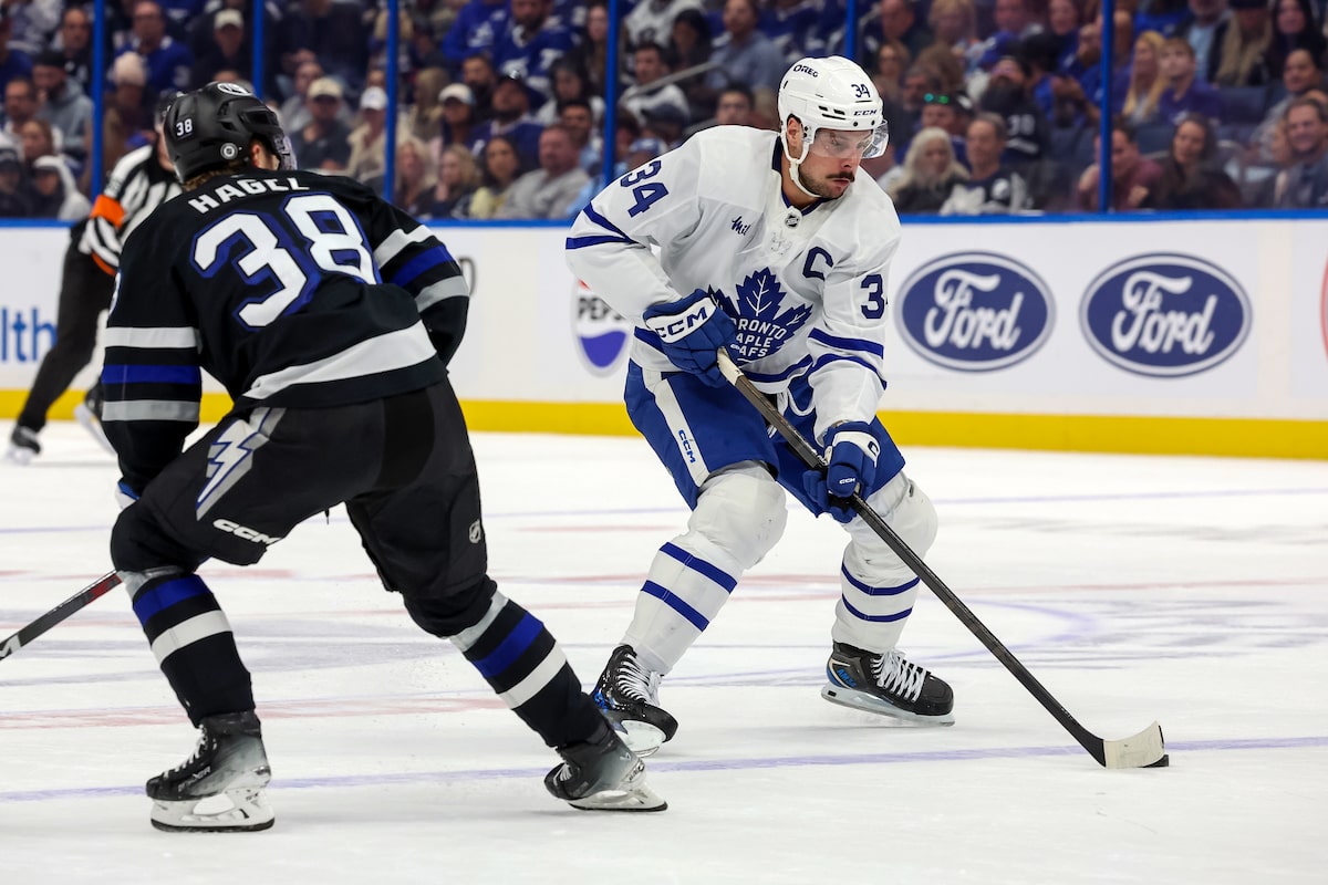 Auston Matthews obtient une passe décisive à son retour dans l'alignement alors que les Maple Leafs dominent le Lightning 5-3